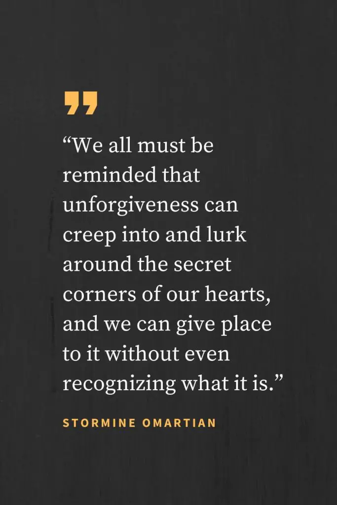 Forgiveness Quotes (47): "Todos devemos ser lembrados que o perdão pode rastejar e espreitar nos cantos secretos dos nossos corações, e podemos dar lugar a ele sem sequer reconhecer o que é." Stormine Omartian