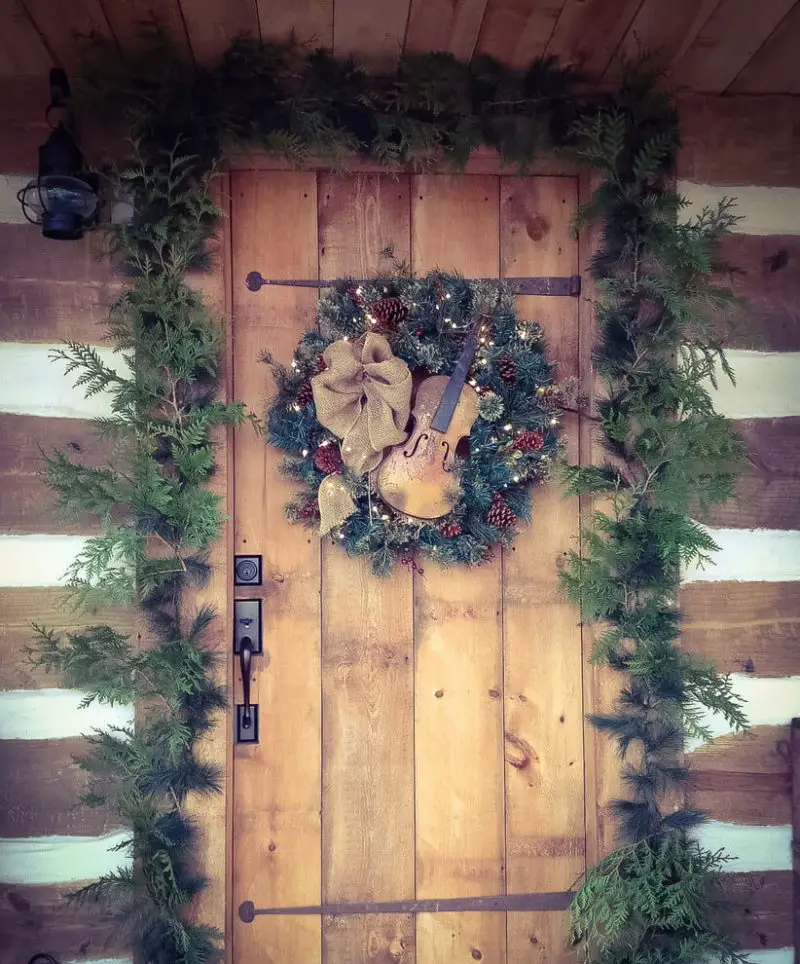 A log cabin home got musical with its wreath, with a violin in the center hitting just the right note.