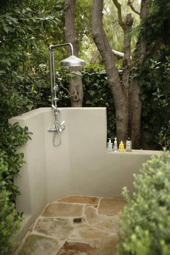 Outdoor shower in Los Angeles by MTLA Mark Tessier Landscape Architecture